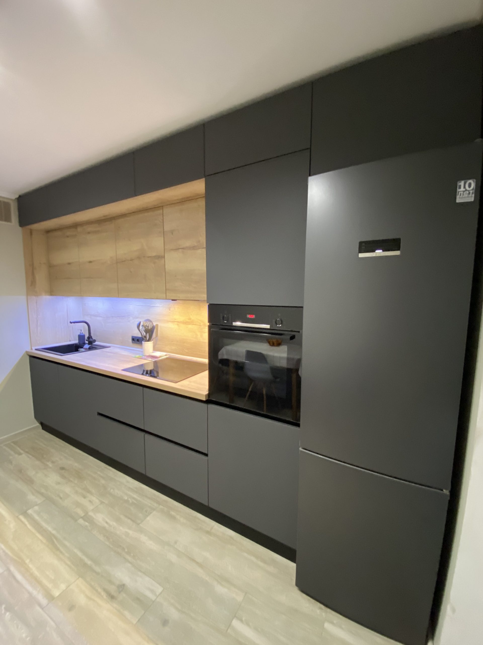 Кухня Cleaf темно-серая с верхними шкафчиками под дерево